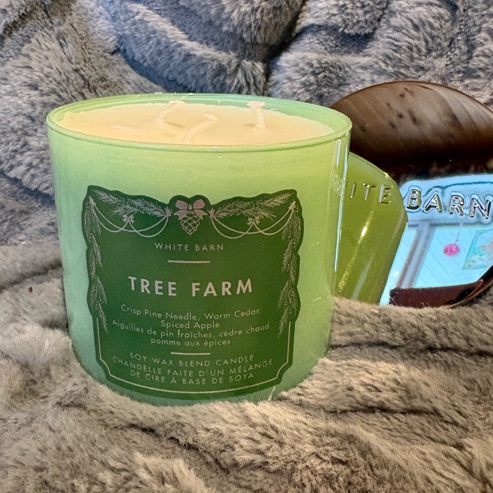 White Barn Tree Farm Candle - Green and Cream